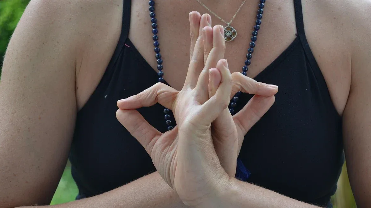 Polsi e mani prima dello yoga: rotazioni dolci e appoggi graduali
