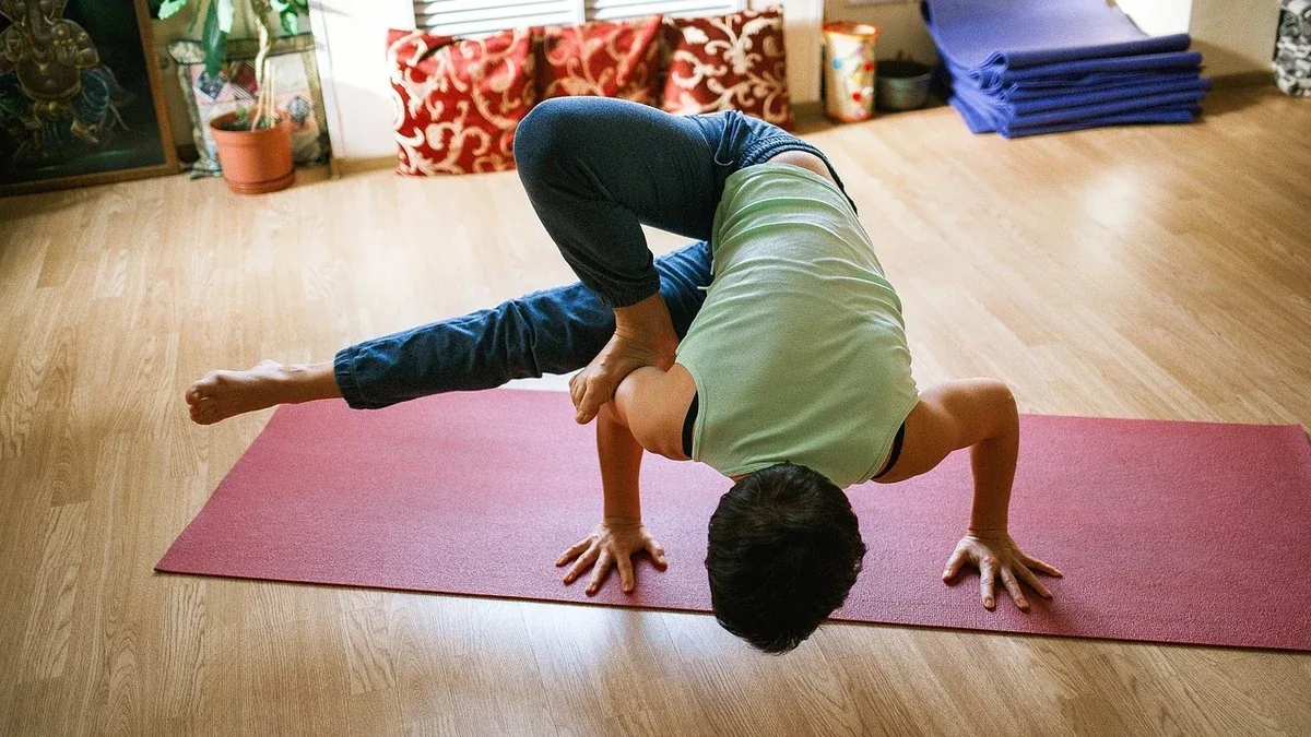 Yoga sul parquet: come scegliere un tappetino che non scivoli