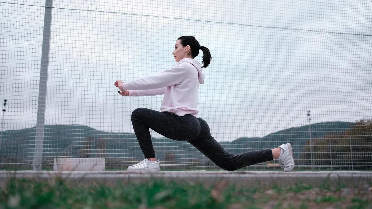 Stretching dei muscoli posteriori della coscia: come usare una cinghia yoga