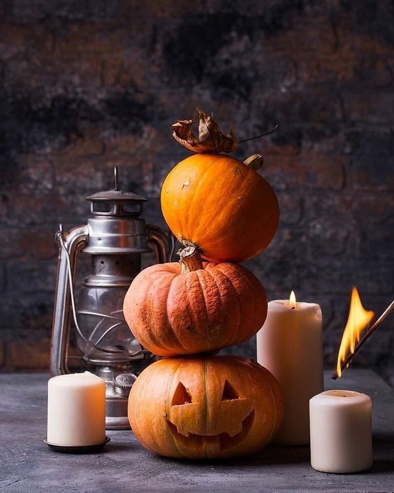 zucche di halloween e candele
