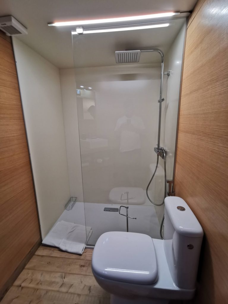 bagno in legno con doccia e wc